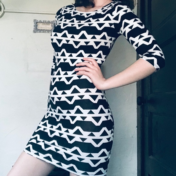 🖤🤍Forever 21 Patterned Bodycon Dress 🤍🖤 - Picture 3 of 3